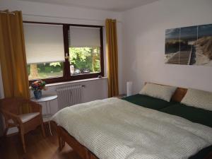 Schlafzimmer mit einem Bett und einem Fenster in der Unterkunft Ferienwohnung AltesSalzwerk in Bad Harzburg