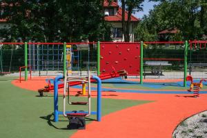 um parque infantil com equipamento colorido num parque em Villa Sofia na Cracóvia