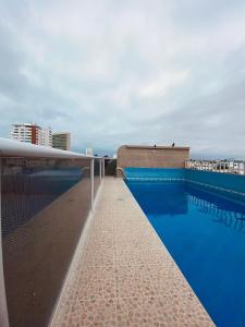 薩利納斯的住宿－HOTEL MARLUZ，建筑物屋顶上的游泳池