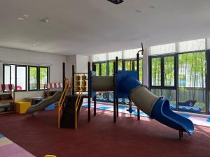 - une salle de jeux avec un toboggan et une aire de jeux dans l'établissement R&F Princess Cove@2Bed2Bath, à Johor Bahru