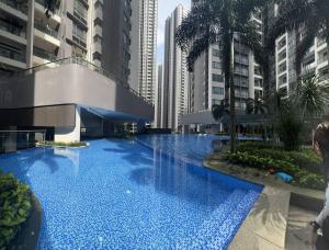 - une grande piscine dans un bâtiment avec de grands bâtiments dans l'établissement R&F Princess Cove@2Bed2Bath, à Johor Bahru