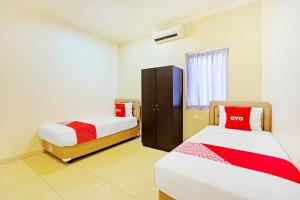 Llit o llits en una habitació de OYO Flagship 91290 Pondok Inap Shofwa 2
