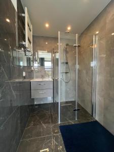 y un baño grande con ducha y lavabo. en Cosy Apartment in the Hague!, en La Haya