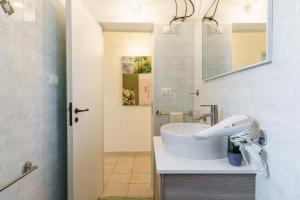 a bathroom with a sink and a mirror at Casa Olimpo vicino alle spiagge di sabbia in Specchiolla  +25 photos
