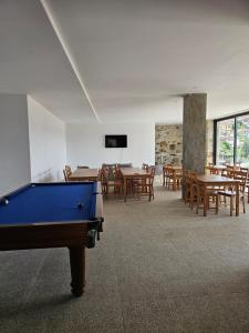 una mesa de billar en una habitación con mesas y sillas en Quinta Vilar de Lobos, en Arcos de Valdevez