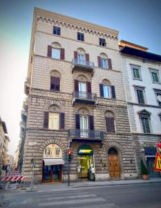 een groot stenen gebouw op de hoek van een straat bij San Giuliano Inn in Florence