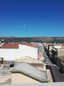 - une vue depuis le toit d'un bâtiment dans l'établissement RENT ROOM JOE Via Dante 77 Solarino, à Solarino