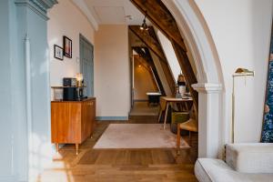 a hallway with an archway and a living room at Hotel Mercier in Amsterdam