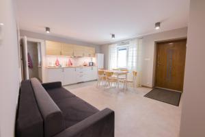 ein Wohnzimmer mit einem Sofa und einem Tisch in der Unterkunft Apartamenty u Ewy in Bodzentyn