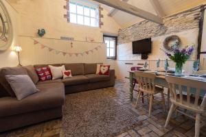 Et tv og/eller underholdning på Aggie's Cottage at Higher Mullacott