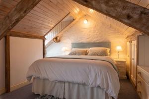 En eller flere senge i et værelse på Aggie's Cottage at Higher Mullacott