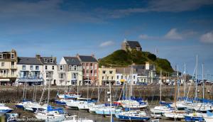 un groupe de bateaux amarrés dans un port avec des bâtiments dans l'établissement Aggie's Cottage at Higher Mullacott, à Ilfracombe