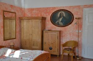 ein Schlafzimmer mit einem Bett und einem Gemälde an der Wand in der Unterkunft Angel's Apartment in Karlsbad