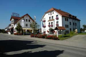 eine Straße mit zwei Gebäuden am Straßenrand in der Unterkunft Hotel Restaurant Adler in Westhausen