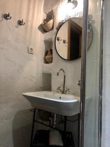 y baño con lavabo y espejo. en Los Diezmos, en Torremocha de Jarama