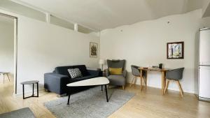 コペンハーゲンにあるApartmentInCopenhagen Apartment 1207のリビングルーム(ソファ、テーブル付)