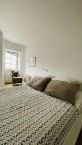 um quarto com uma cama e uma cadeira em ApartmentInCopenhagen Apartment 1207 em Copenhague