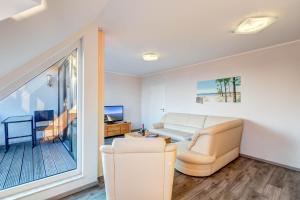 un salon avec un canapé et une table dans l'établissement Peenemünde, Seglerhafen SB Brig 09,15, à Peenemünde