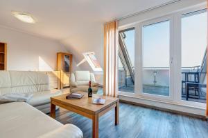 un salon avec un canapé et une table dans l'établissement Peenemünde, Seglerhafen SB Brig 09,15, à Peenemünde