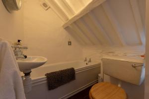 ein Badezimmer mit Waschbecken, Toilette und Badewanne in der Unterkunft Dolly's Barn at Higher Mullacott in Ilfracombe + 48 Fotos