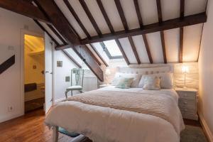 ein Schlafzimmer mit einem großen Bett im Dachgeschoss in der Unterkunft Dolly's Barn at Higher Mullacott in Ilfracombe