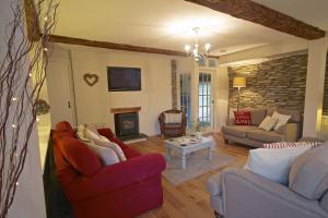 ein Wohnzimmer mit zwei Sofas und einem Kamin in der Unterkunft Dolly's Barn at Higher Mullacott in Ilfracombe