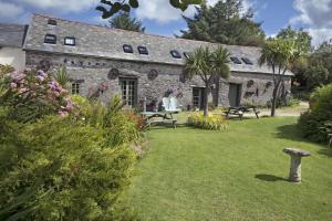 ein Steinhaus mit Garten davor in der Unterkunft Dolly's Barn at Higher Mullacott in Ilfracombe