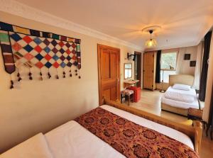 um quarto com uma cama e um quarto com duas camas em Masif House em Istambul