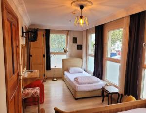 um quarto com uma cama e duas janelas em Masif House em Istambul