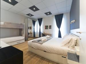 ein Schlafzimmer mit einem großen Bett und einem Spiegel in der Unterkunft B&Bike Como Lake in Castelmarte