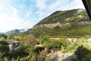 vistas a una montaña con casas y árboles en B&Bike Como Lake, en Castelmarte