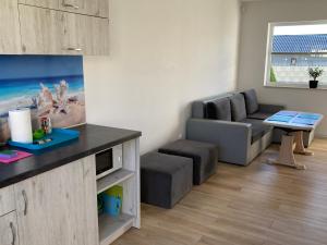- un salon avec un canapé et une table dans l'établissement Sofia Dwupoziomowe Apartamenty, à Jarosławiec