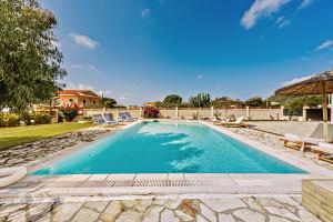 Bazén v ubytování Skidi Beach house nebo v jeho okolí