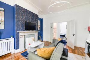 a living room with blue walls and a fireplace at Southampton City Centre 1 Bed Apartment in Southampton