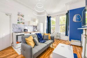 sala de estar con sofá gris y paredes azules en Southampton City Centre 1 Bed Apartment, en Southampton