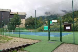 una pista de tenis con una valla en una pista de tenis en LE COCON, en Gresse-en-Vercors