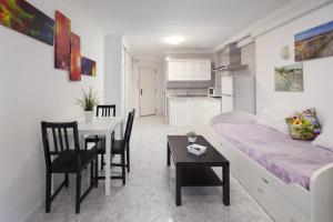 Kuchyň nebo kuchyňský kout v ubytování Estudio con piscina