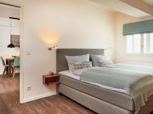 una camera da letto con un letto grande e un tavolo di Ohlerich Speicher App_ 04 a Wismar Altre 20 foto