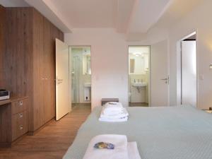 a bedroom with a bed with towels on it at Ohlerich Speicher App_ 04 in Wismar