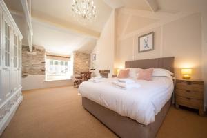 En eller flere senge i et værelse på Higher Mullacott Farmhouse