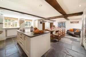 Køkken eller tekøkken på Higher Mullacott Farmhouse