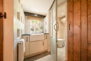 Et badeværelse på Higher Mullacott Farmhouse + 66 billeder