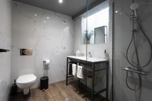 une salle de bain avec une douche, des toilettes et un lavabo dans l'établissement Elaia Athens Boutique, à Athènes