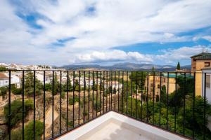 ein Balkon mit Blick auf die Stadt in der Unterkunft Apartamentos Casa-Palacio Santa Pola in Ronda