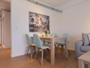 a dining room with a table and chairs at Ohlerich Speicher App_ 41 in Wismar