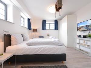 ヴィスマールにあるOhlerich Speicher App_ 29のベッドルーム(大型ベッド1台、テレビ付)