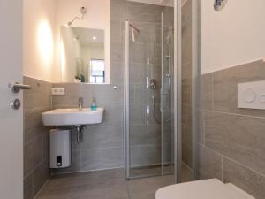 ヴィスマールにあるOhlerich Speicher App_ 29のバスルーム(シャワー、洗面台、トイレ付)