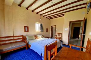 Katil atau katil-katil dalam bilik di Hotel Himalayan Home Lamagaun Pokhara 10 minute drive from tourist place lakeside rent Rooms
