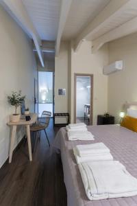 une chambre avec deux lits et une table et une tableastèreastèreastèreastèreastère dans l'établissement Elaia Athens Boutique, à Athènes