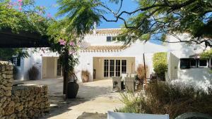 A garden outside Holiday Home Casa MADORIA